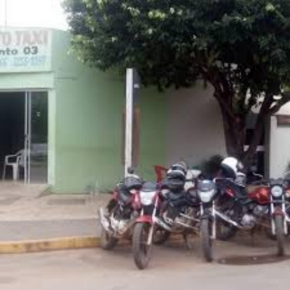Vereadora solicita ao Executivo Municipal a construção de abrigo para pontos moto táxis