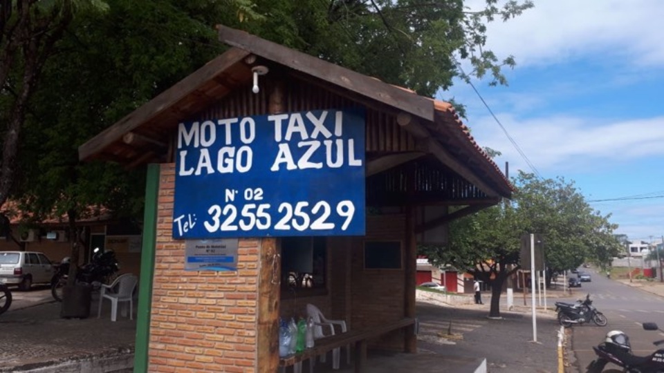Vereadora solicita ao Executivo Municipal a construção de abrigo para pontos moto táxis