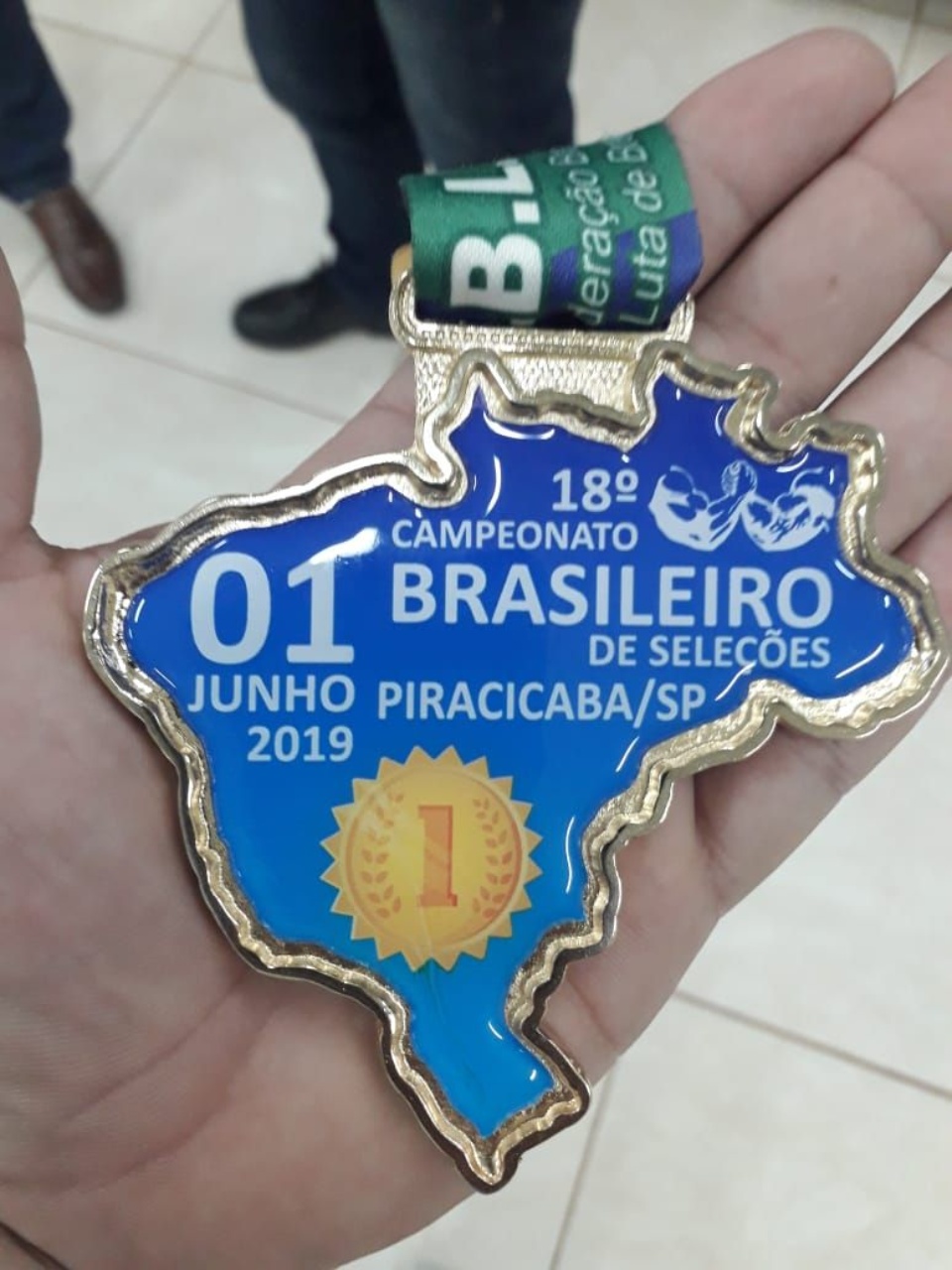 Vereador "Varguinha" homenageia atleta bonitense campeão brasileiro de luta de braço