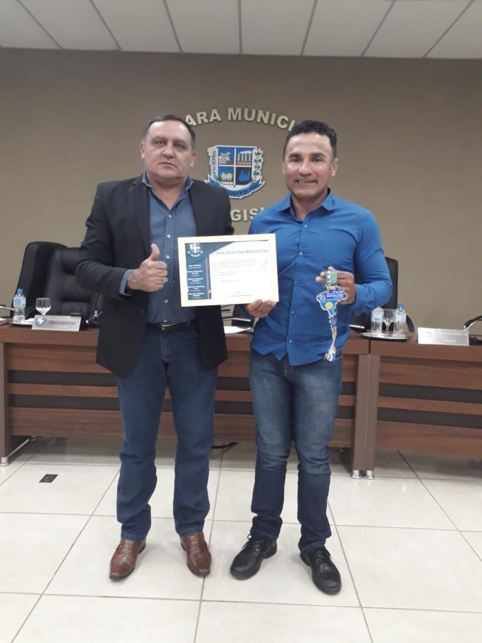 Vereador "Varguinha" homenageia atleta bonitense campeão brasileiro de luta de braço