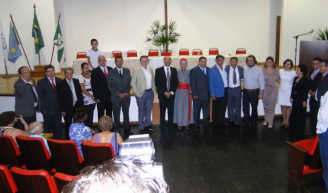 Vereadores entregam titulos de Cidadão Bonitense.
