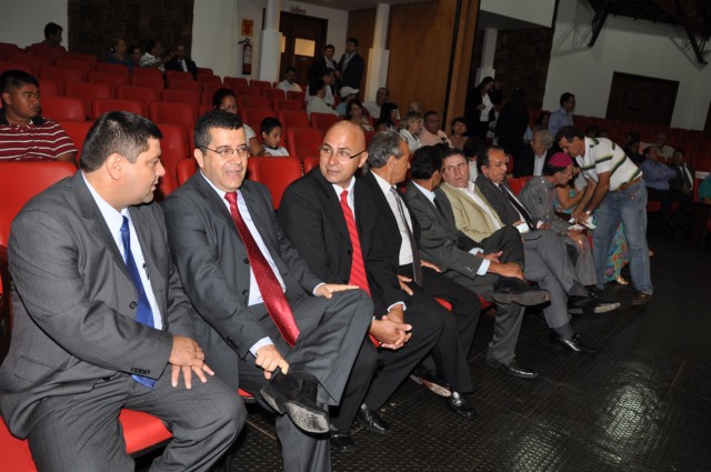 Vereadores entregam titulos de Cidadão Bonitense.