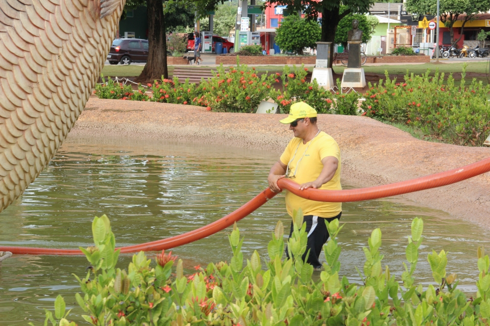 Prefeitura faz limpeza da fonte das Piraputangas na Praça da Liberdade