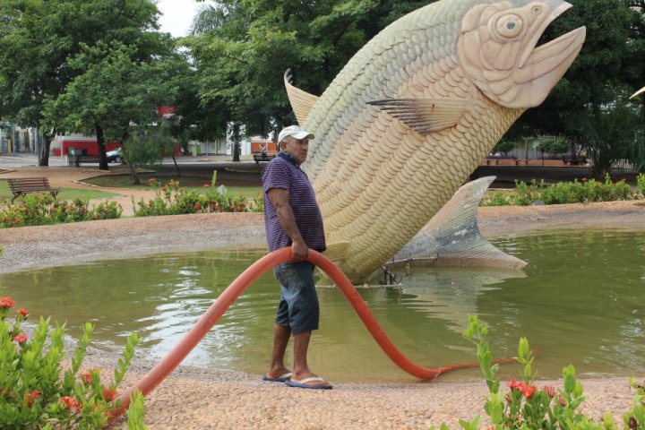 Prefeitura faz limpeza da fonte das Piraputangas na Praça da Liberdade