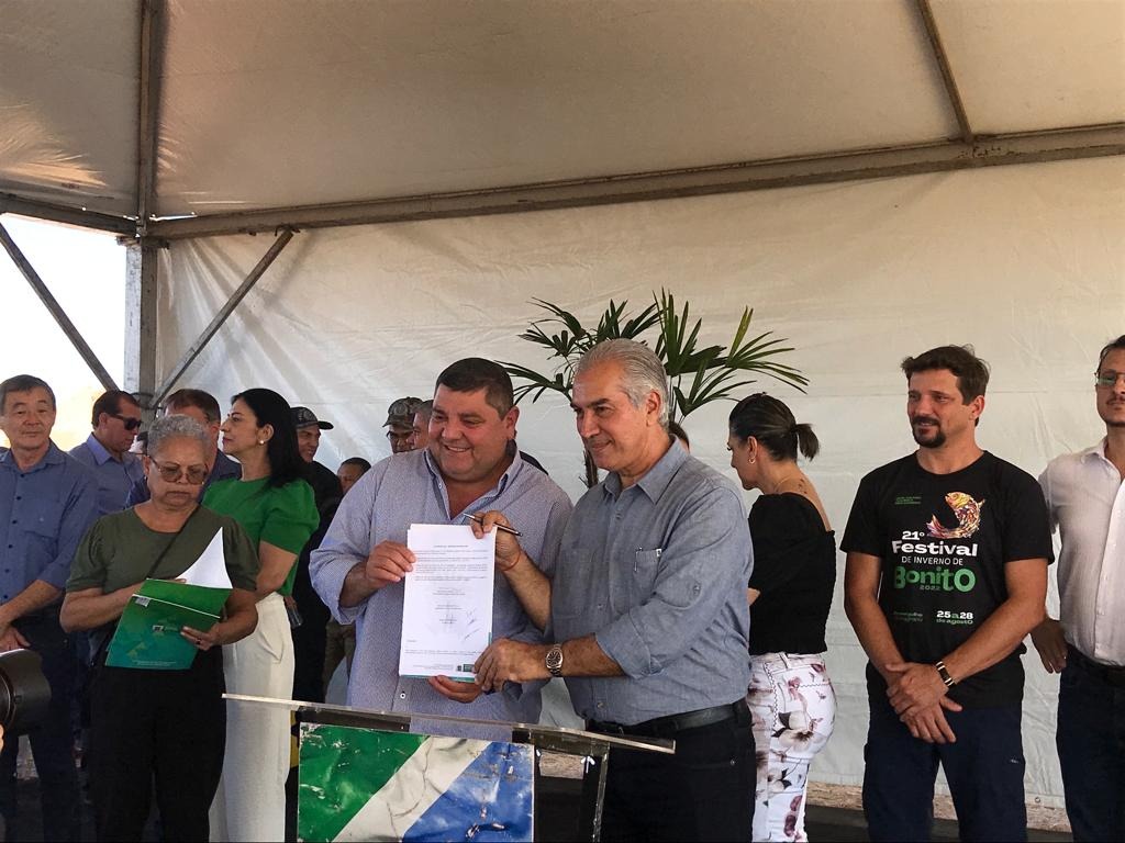 Vereadores participam de assinatura de quatro ordens de serviço para obras de infraestrutura, habitação e melhorias em rodovias.