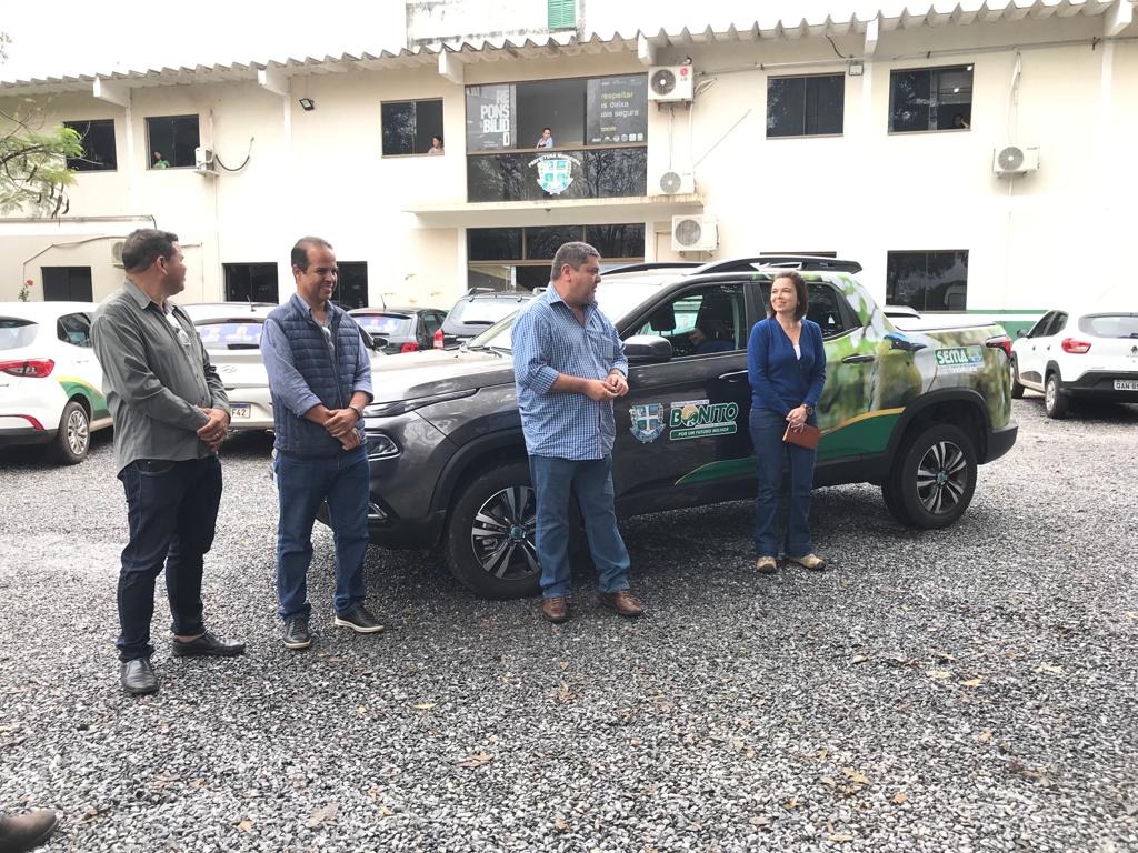 Vereadores participam da entrega de um veículo zero km para a Secretaria de Meio Ambiente.