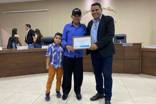 Entrega da Moção de Parabenização ao Sr. Adivaldo Luciano de Oliveira. 
