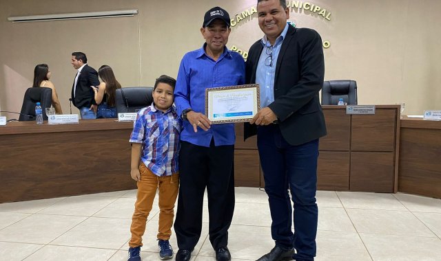 Entrega da Moção de Parabenização ao Sr. Adivaldo Luciano de Oliveira. 