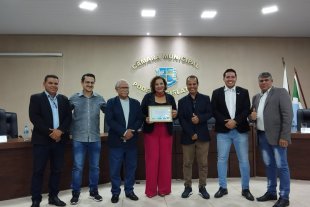 Entrega da Moção de Parabenização à Sra. Vânia Mugartt.
