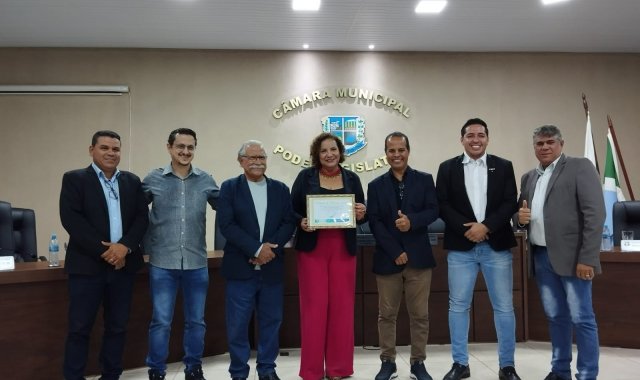 Entrega da Moção de Parabenização à Sra. Vânia Mugartt.